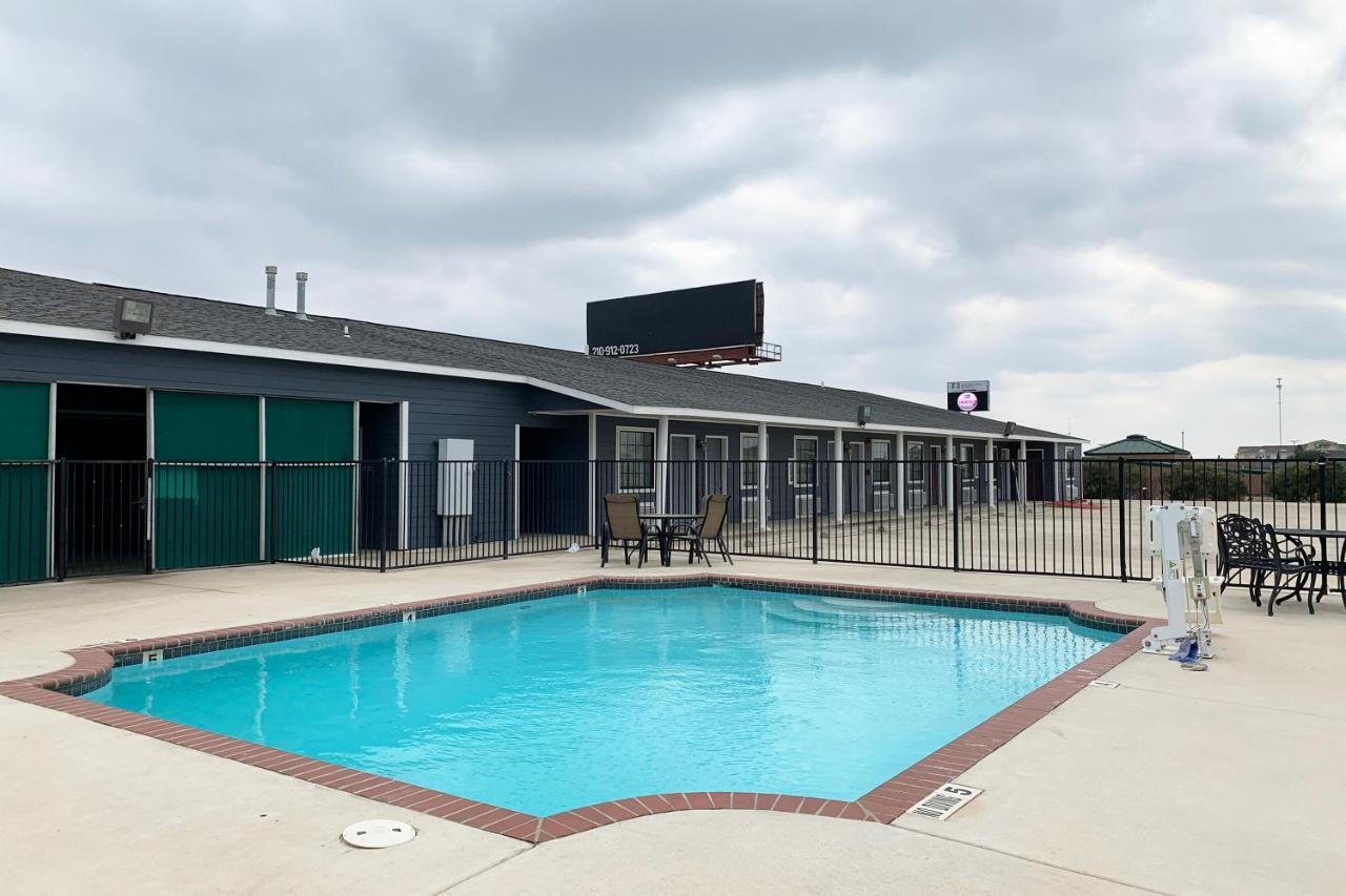 Oyo Hotel Pearsall I-35 West Exterior foto