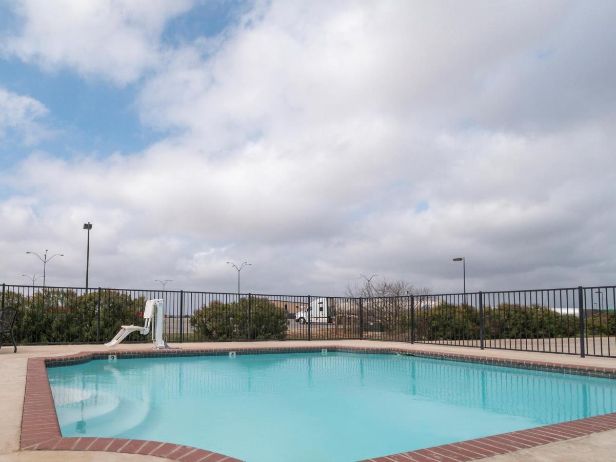 Oyo Hotel Pearsall I-35 West Exterior foto