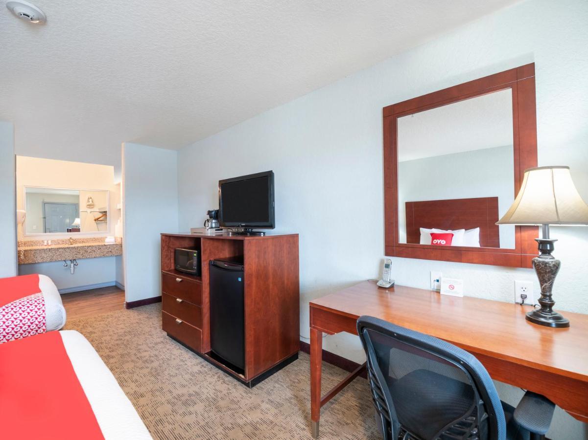 Oyo Hotel Pearsall I-35 West Exterior foto