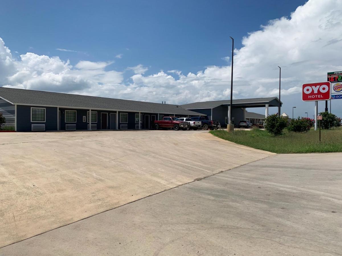 Oyo Hotel Pearsall I-35 West Exterior foto